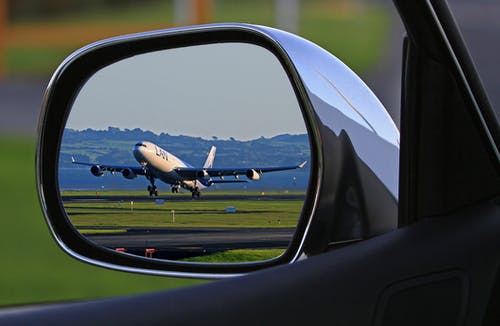 汽车侧面镜上的白色飞机反射 · 免费素材图片