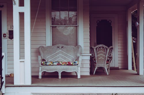 白色柳条软垫长椅 · 免费素材图片
