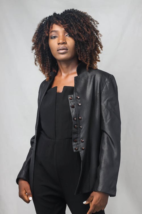 黑西装外套站中的女人 · 免费素材图片