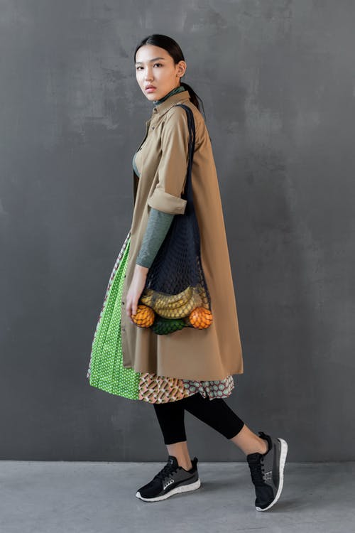 穿棕色外套的女人的照片 · 免费素材图片