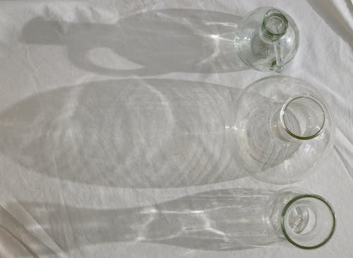 在白色织物上的空清洁光泽玻璃器皿 · 免费素材图片