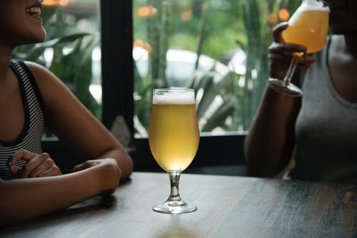 女人喝啤酒 · 免费素材图片