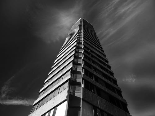 建筑物的灰度照片 · 免费素材图片