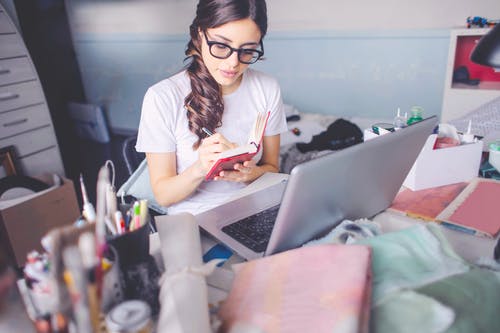 写在记事本中的女人 · 免费素材图片