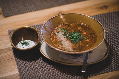 棕色陶瓷碗配棕色汤 · 免费素材图片