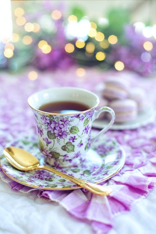 白色和紫色花卉陶瓷杯碟上 · 免费素材图片