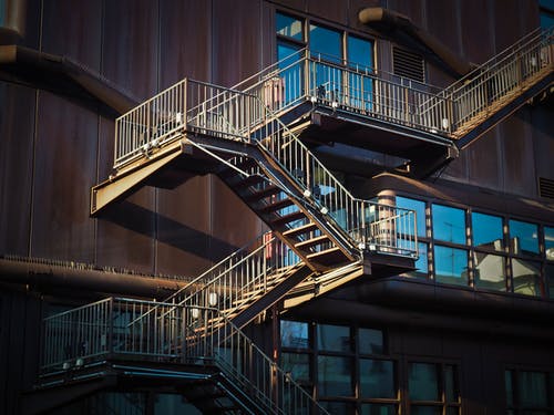 螺旋楼梯的低角度视图 · 免费素材图片