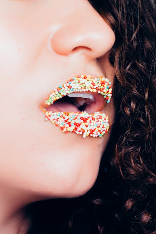 女人五彩的珠子唇膏 · 免费素材图片