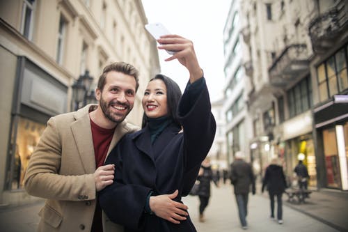 黑色外套拍照的女人 · 免费素材图片