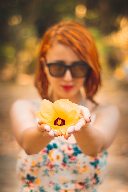 女人拿着花的照片 · 免费素材图片