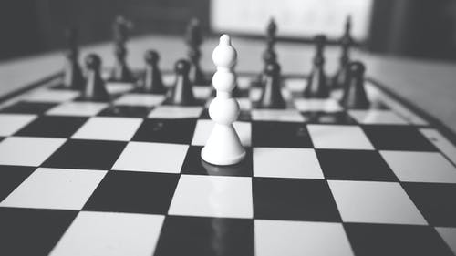 白色和黑色国际象棋棋盘 · 免费素材图片