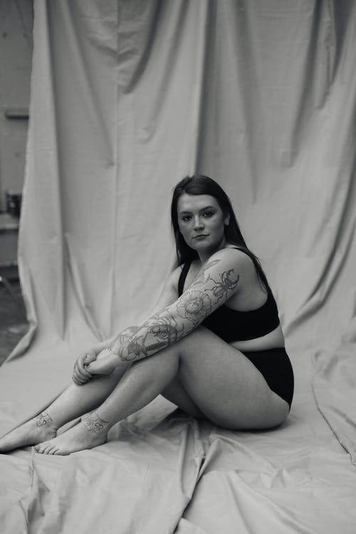 女人与身体纹身的单色照片 · 免费素材图片