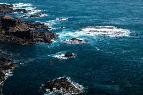 海上岩石形成的照片 · 免费素材图片