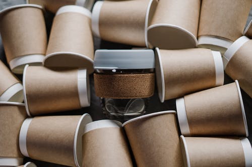 棕色和白色纸杯 · 免费素材图片