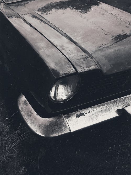 汽车的灰度特写照片 · 免费素材图片