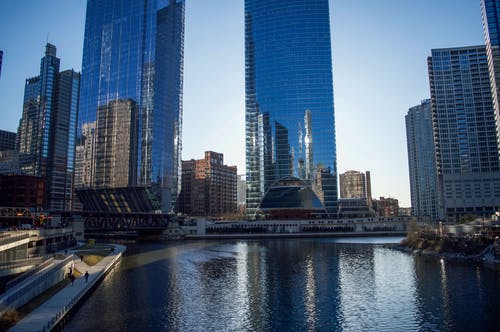 显示建筑物的人 · 免费素材图片