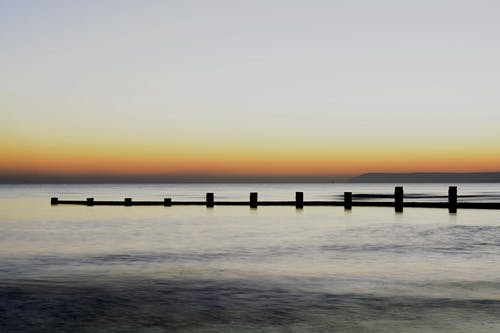 日落期间海对晴朗的天空的风景 · 免费素材图片
