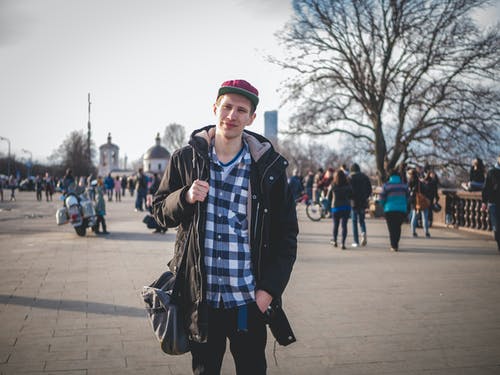 穿着黑色拉链外套的男人的照片 · 免费素材图片