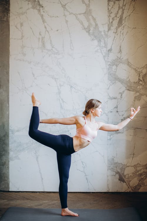 粉红色的背心和蓝色紧身裤，站在做瑜伽的女人 · 免费素材图片
