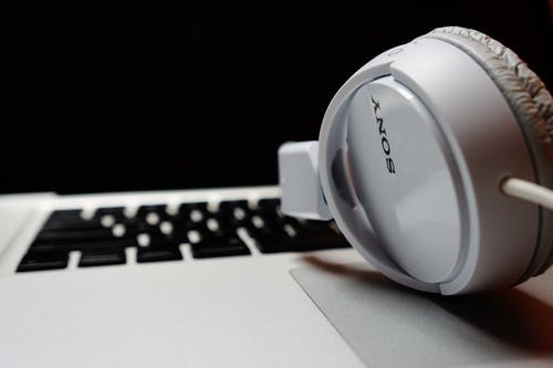 白色sony入耳式耳机 · 免费素材图片