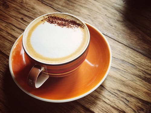 茶碟上的棕色陶瓷咖啡杯 · 免费素材图片