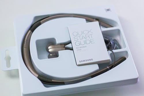 灰色samsung无线颈带式耳机 · 免费素材图片