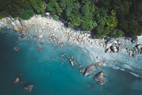 岩石海岸的鸟瞰图 · 免费素材图片