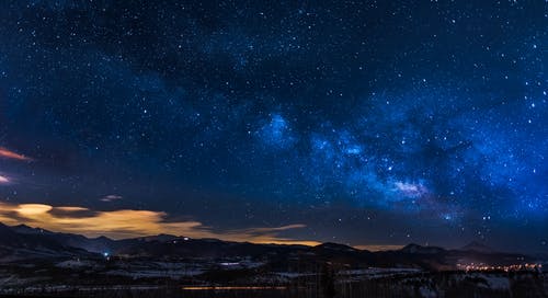 夜晚星空下的黑山 · 免费素材图片