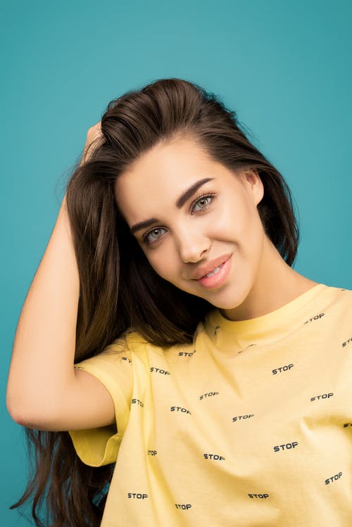 黄色衬衫的女人的照片 · 免费素材图片