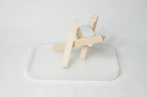 白色表面上的棕色木制衣夹 · 免费素材图片