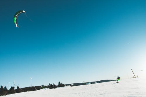 在积雪覆盖的风景上滑雪的人 · 免费素材图片
