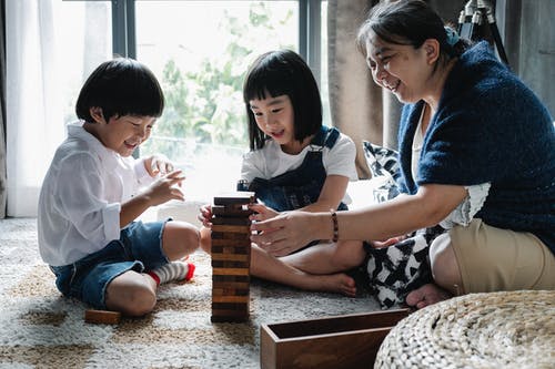 老妇和亚洲孩子一起玩 · 免费素材图片