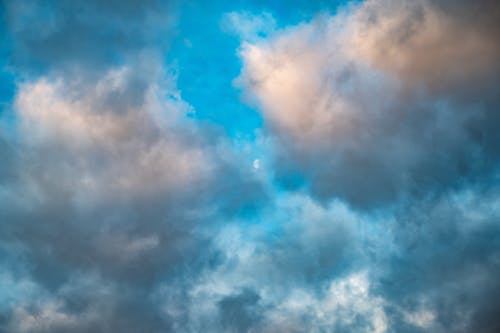 云层上方的蓝天的照片 · 免费素材图片