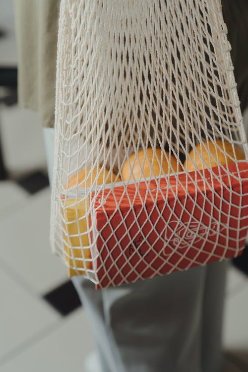 白色和红色篮子里的橙色水果 · 免费素材图片