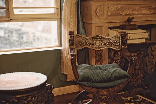 棕色木制扶手椅 · 免费素材图片