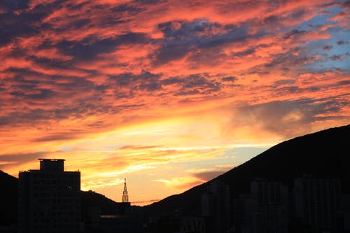 在日落期间对戏剧性的天空剪影城市景观 · 免费素材图片