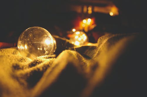 开启卤素灯泡的选择性聚焦摄影 · 免费素材图片