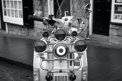 踏板摩托车的灰度照片 · 免费素材图片