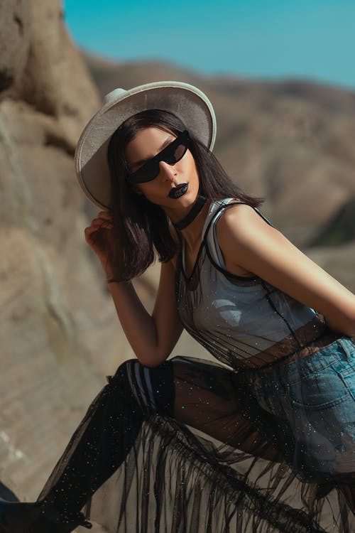 有关垂直拍摄, 墨镜, 女人的免费素材图片