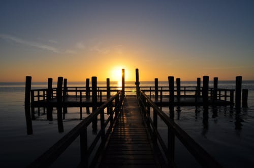 木码头与日落背景 · 免费素材图片