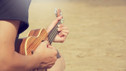男人玩夏威夷四弦琴 · 免费素材图片