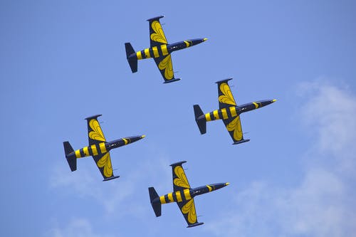 黄色和黑色的飞机，在蔚蓝的天空 · 免费素材图片