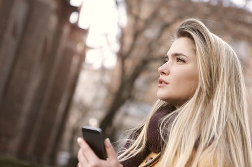 女人思考的浅焦点照片 · 免费素材图片