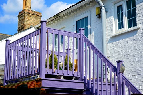 紫色的木制楼梯和扶手，在晴朗的天空下 · 免费素材图片