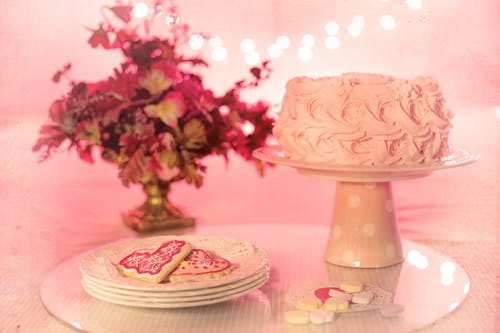 蛋糕架上的粉红色糖霜蛋糕 · 免费素材图片