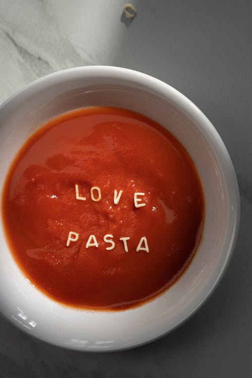 白色陶瓷碗橙色液体 · 免费素材图片