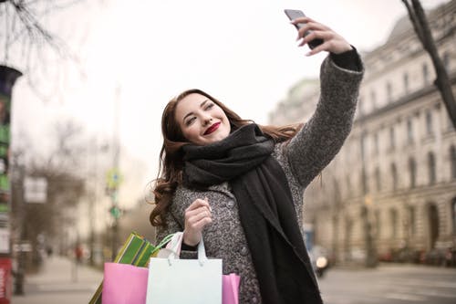 女人以自拍照使用智能手机 · 免费素材图片