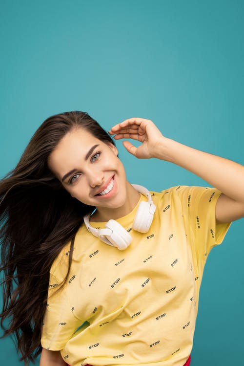 穿黄色衬衫的女人的照片 · 免费素材图片