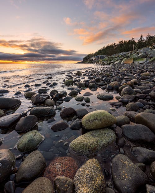 黄金时段的岩石海滨照片 · 免费素材图片