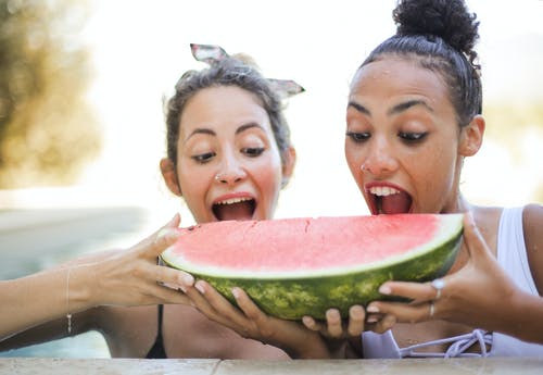 妇女吃西瓜的照片 · 免费素材图片